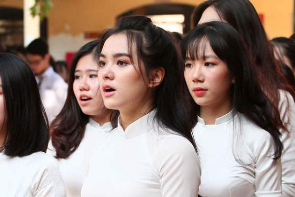 Vẻ đẹp tươi tắn của nữ sinh trường Trần Phú trong ngày khai giảng 6