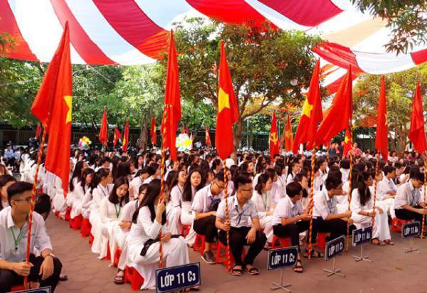 Ngắm tà áo dài trắng tinh khôi của nữ sinh trường giàu thành tích nhất Nghệ An ngày khai giảng 2