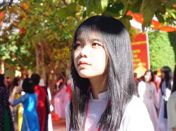 Ngắm tà áo dài trắng tinh khôi của nữ sinh trường giàu thành tích nhất Nghệ An ngày khai giảng