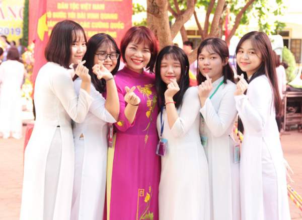 Ngắm tà áo dài trắng tinh khôi của nữ sinh trường giàu thành tích nhất Nghệ An ngày khai giảng 9