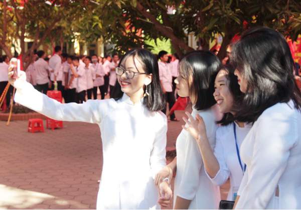 Ngắm tà áo dài trắng tinh khôi của nữ sinh trường giàu thành tích nhất Nghệ An ngày khai giảng 7