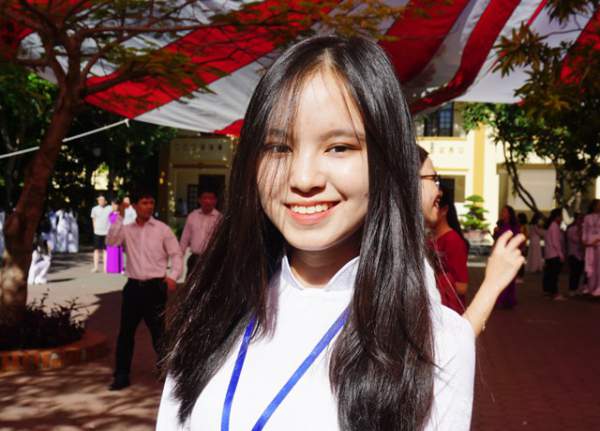 Ngắm tà áo dài trắng tinh khôi của nữ sinh trường giàu thành tích nhất Nghệ An ngày khai giảng 8