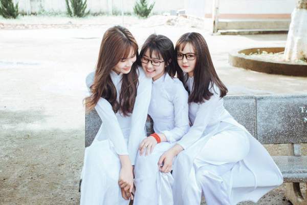 3 nữ sinh Lâm Đồng mặc áo dài trắng khiến dân mạng xao xuyến