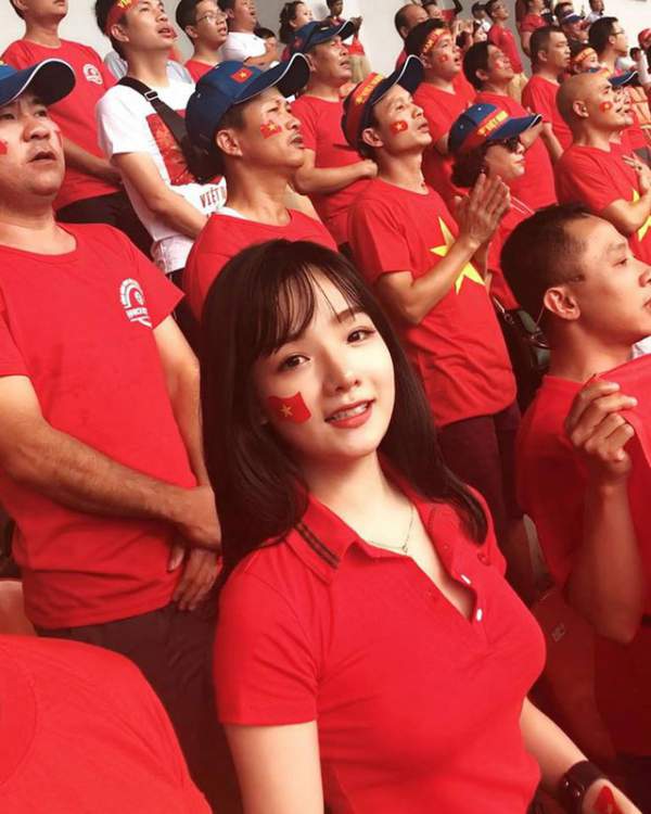 Nữ CĐV xinh đẹp lại "gây bão" khi xuất hiện trên sóng truyền hình Hàn Quốc