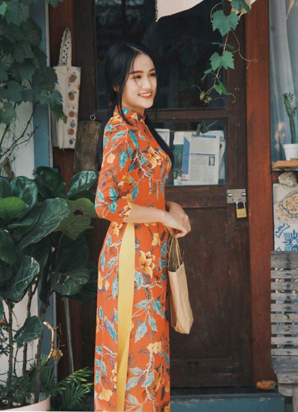Nữ sinh Quốc học Vinh "gây thương nhớ" với áo dài đậm chất hoài niệm
