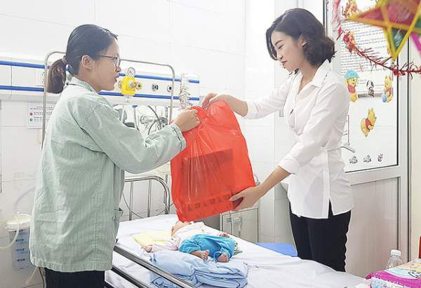 Tân Á hậu Phương Nga trao quà Trung thu tới em nhỏ tại bệnh viện 6