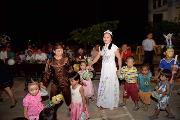 Mang Trung thu đến trẻ em nghèo vùng biên xứ Nghệ 6