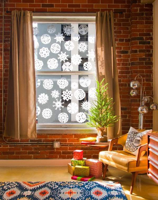 Trang trí cửa sổ đầy bông tuyết chuẩn bị cho Giáng sinh 4