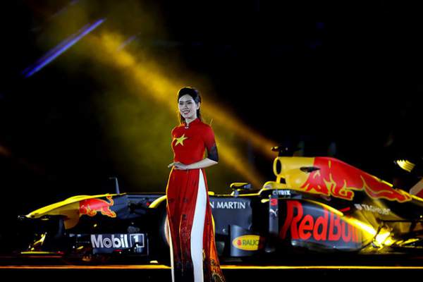 Xe đua F1 xuất hiện đầy “khác biệt” tại Hà Nội 9