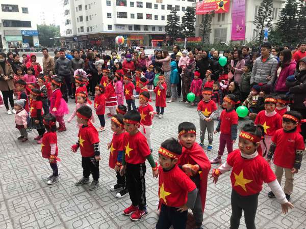 Cư dân Hà Nội lắp màn hình “khủng”, lập bàn thờ cổ vũ đội tuyển Việt Nam 4