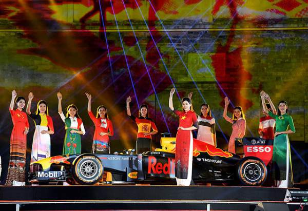 Xe đua F1 xuất hiện đầy “khác biệt” tại Hà Nội 12