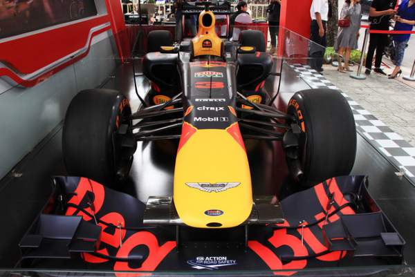 Cận cảnh chiếc xe đua F1 trị giá trăm tỉ được trưng bày trên đường phố Hà Nội 3