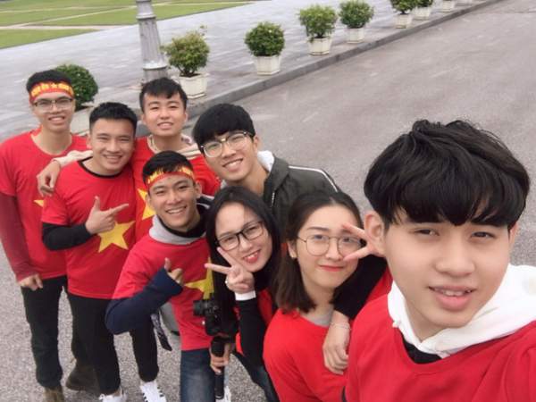 Sinh viên đội mưa rét làm MV cổ vũ ĐT Việt Nam trước trận chung kết AFF Cup 3