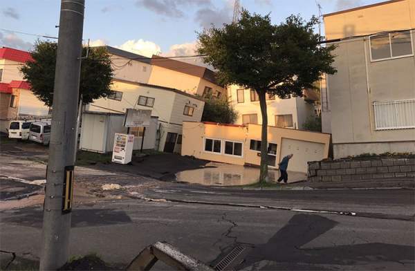 Vừa hứng siêu bão, Nhật Bản lại bị động đất "nuốt chửng" nhà cửa, xới tung đường sá 3