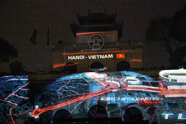 Xe đua F1 xuất hiện đầy “khác biệt” tại Hà Nội 5