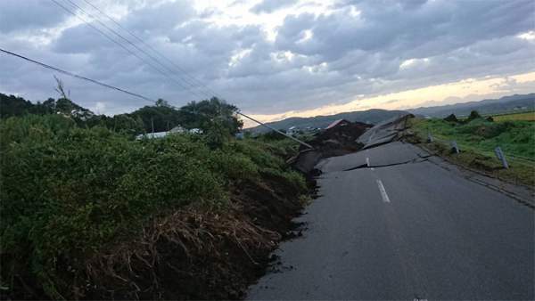 Vừa hứng siêu bão, Nhật Bản lại bị động đất "nuốt chửng" nhà cửa, xới tung đường sá 5