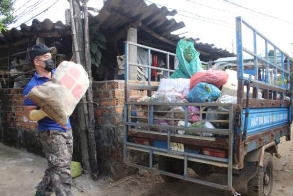 Quảng Ngãi: Thanh niên miền biển giúp dân xử lý rác thải 3