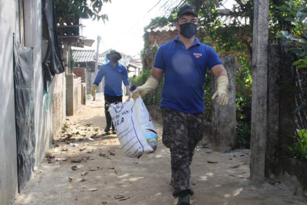 Quảng Ngãi: Thanh niên miền biển giúp dân xử lý rác thải