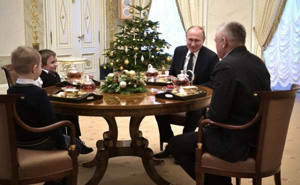 Tổng thống Putin tặng món quà đặc biệt cho cậu bé mắc bệnh xương thủy tinh