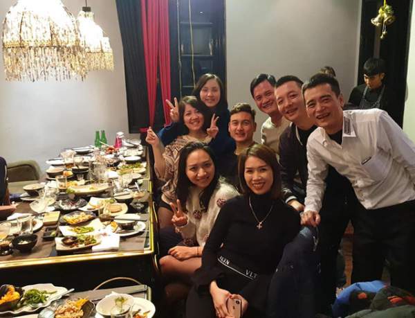 Bữa tiệc bình dị của gia đình dành cho Đặng Văn Lâm sau thành công tại AFF Cup 2