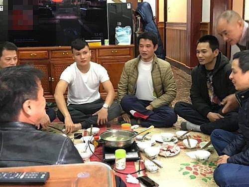 Sau chiến thắng, cầu thủ Quang Hải giản dị về thăm nhà 2