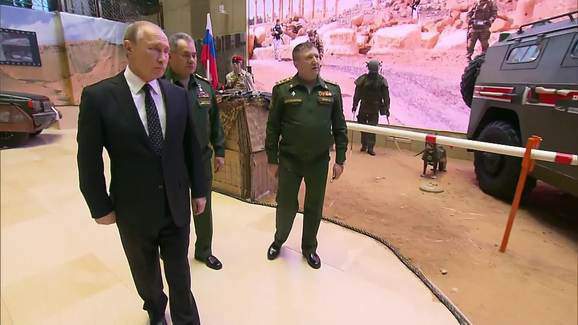 Tổng thống Putin “mục sở thị” dàn vũ khí Nga tịch thu ở Syria