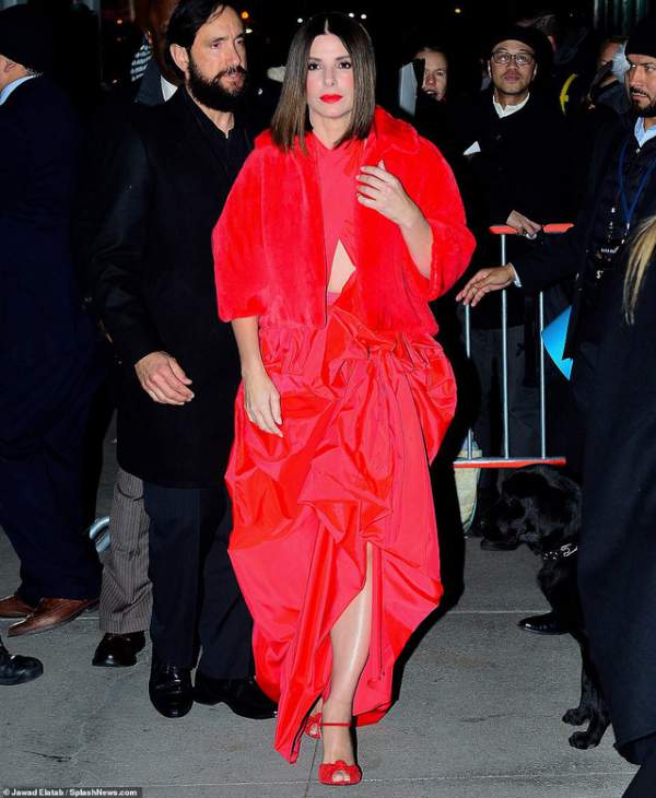 Sandra Bullock rực rỡ với váy đỏ 5