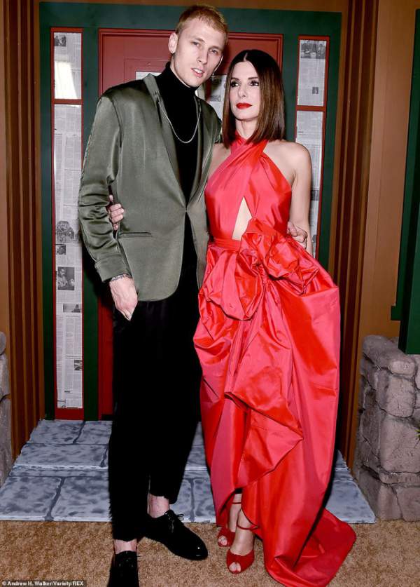 Sandra Bullock rực rỡ với váy đỏ 6