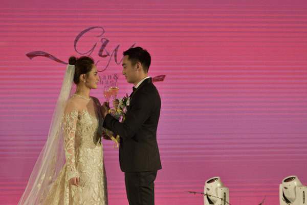 Chung Hân Đồng diện ba chiếc váy tuyệt đẹp trong hôn lễ tại Hồng Kong 3
