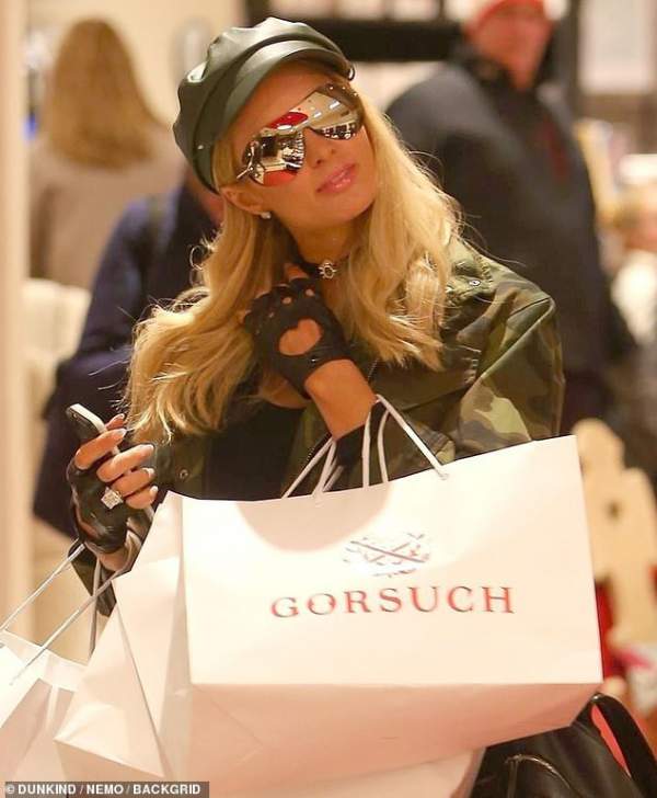 Paris Hilton sành điệu ra phố mua sắm