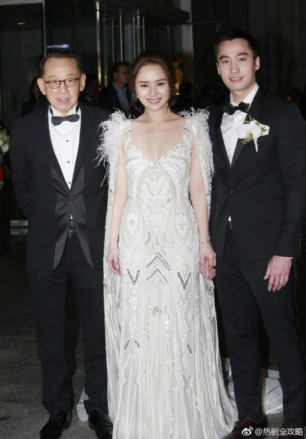 Chung Hân Đồng diện ba chiếc váy tuyệt đẹp trong hôn lễ tại Hồng Kong