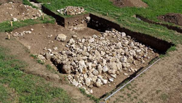 Phát hiện bàn tay kim loại 3.500 năm tuổi trong mộ cổ ở Thụy Sĩ 3