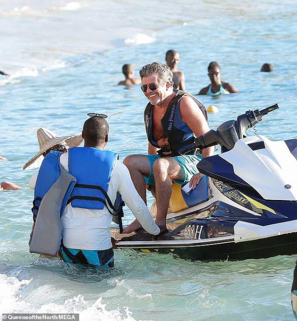 Triệu phú Simon Cowell đưa bạn gái kém 18 tuổi đi nghỉ mát ở Barbados 7
