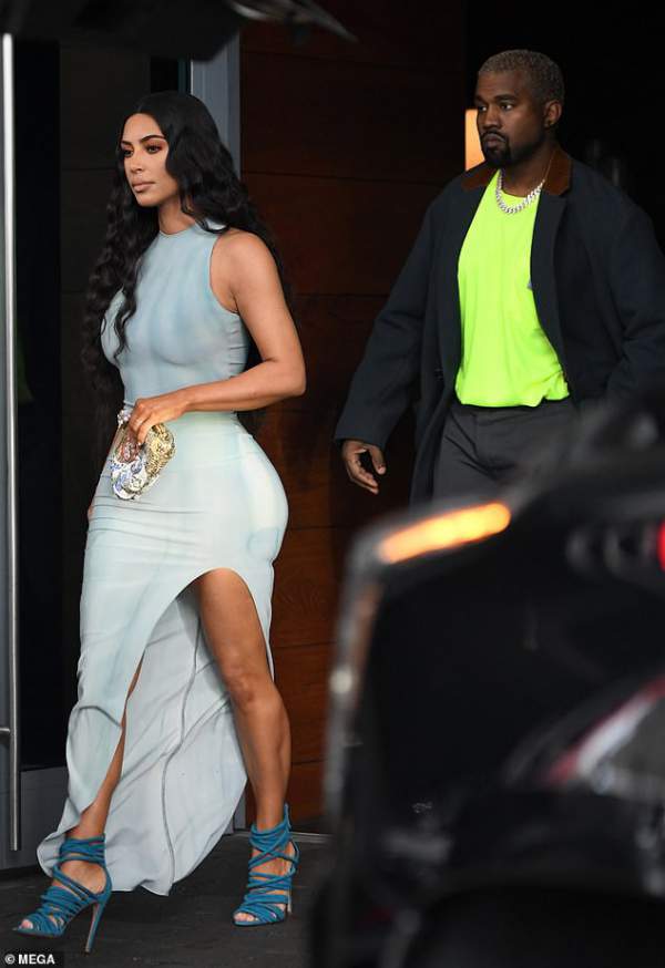 "Nghẹt thở" với váy ôm sát của Kim Kardashian 4