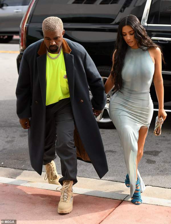 "Nghẹt thở" với váy ôm sát của Kim Kardashian
