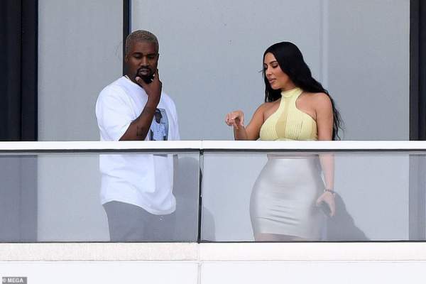 Kim Kardashian hạnh phúc hôn chồng sau khi được tặng nhà 14 triệu USD 4