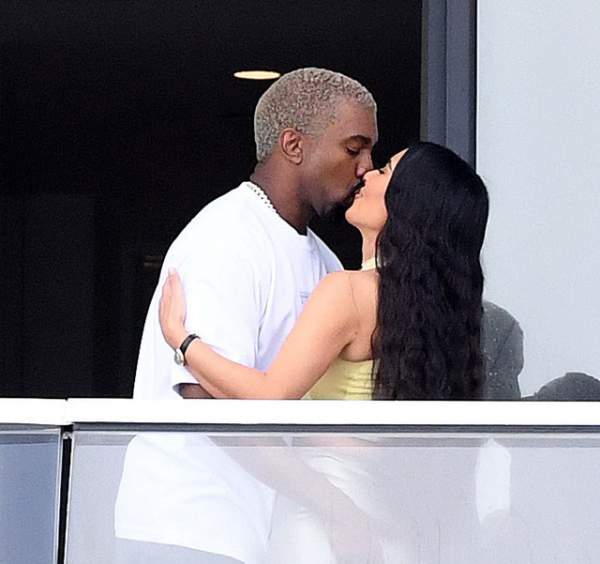 Kim Kardashian hạnh phúc hôn chồng sau khi được tặng nhà 14 triệu USD