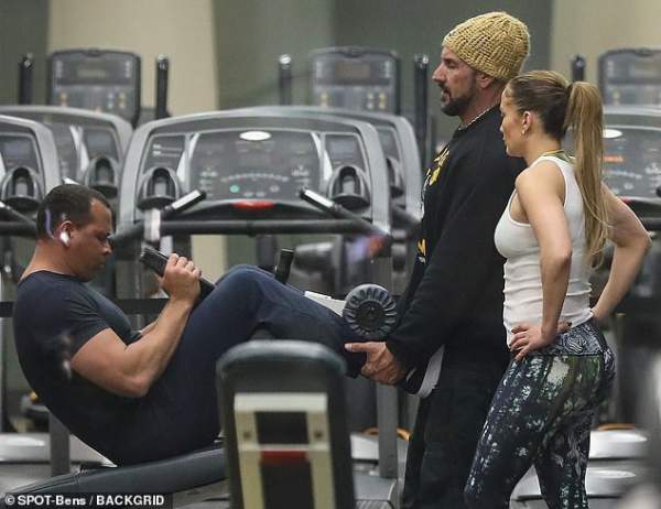 Jennifer Lopez khỏe khoắn đi tập gym cùng bạn trai