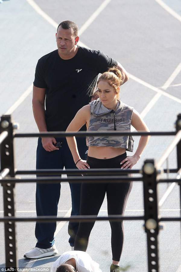 Jennifer Lopez khỏe khoắn đi tập gym cùng bạn trai 5