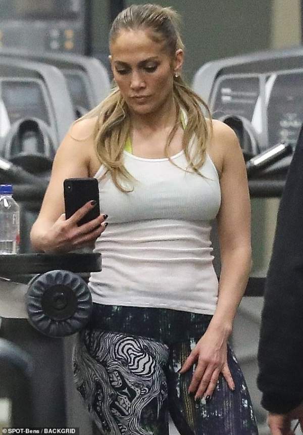 Jennifer Lopez khỏe khoắn đi tập gym cùng bạn trai 2