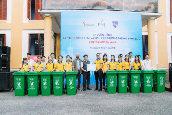 Sinh viên Huế nhặt rác thải, thi ý tưởng sáng tạo từ phế liệu