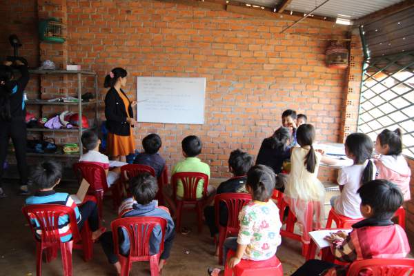 Lớp tiếng Anh miễn phí cho học sinh vùng cao của cô giáo M’Nông