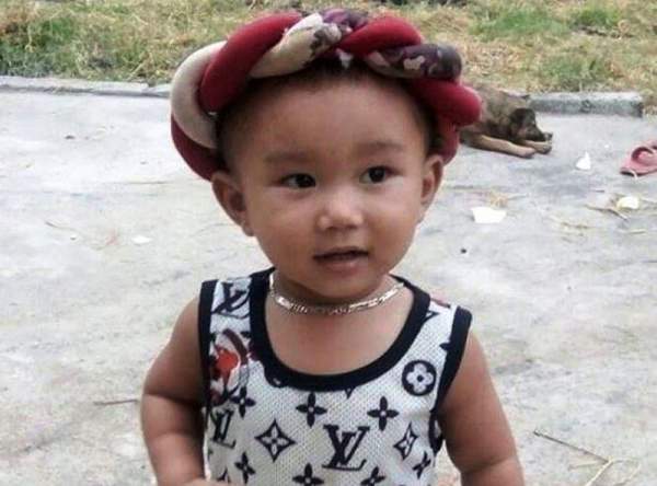 Cháu bé 2 tuổi hát “Mưa chiều miền Trung” đốn tim cộng đồng mạng