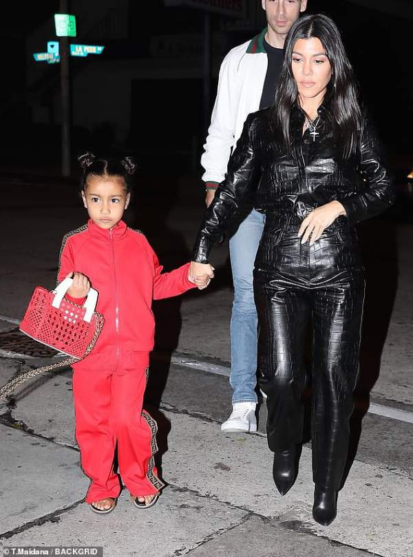 Con gái Kim Kardashian diện toàn đồ hiệu 8