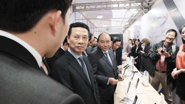Thủ tướng Nguyễn Xuân Phúc tham quan Triển lãm về công nghệ, công nghiệp Việt Nam 2