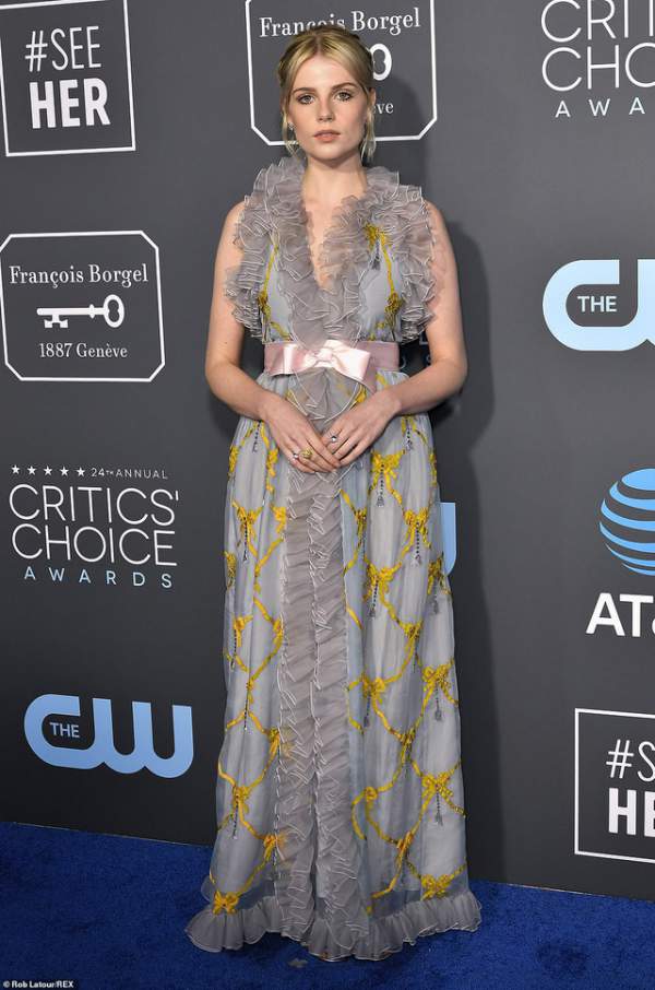 Những bộ váy đẹp và xấu nhất trên thảm đỏ Critics" Choice Awards 16