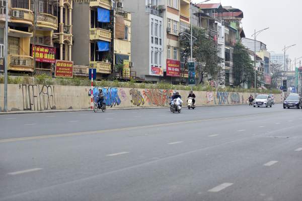 Vẽ graffiti kín tuyến đường tiền tỷ mới mở rộng ở Hà Nội