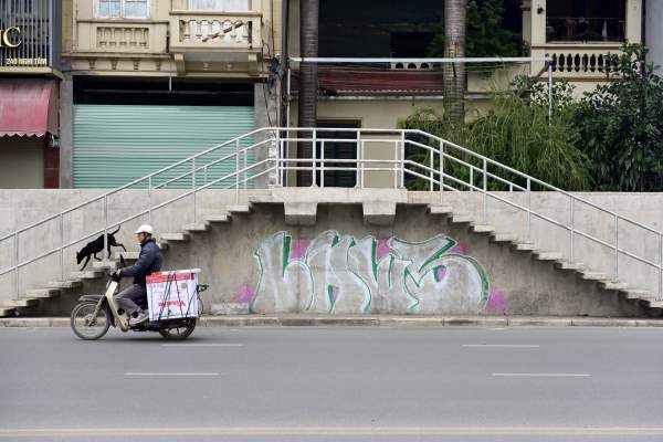 Vẽ graffiti kín tuyến đường tiền tỷ mới mở rộng ở Hà Nội 9
