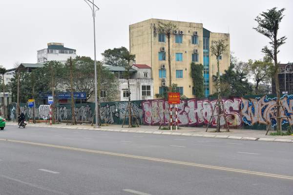 Vẽ graffiti kín tuyến đường tiền tỷ mới mở rộng ở Hà Nội 11