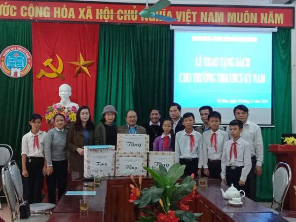 Hà Tĩnh: Cô thủ thư đi xin sách để tặng trẻ em nghèo 3